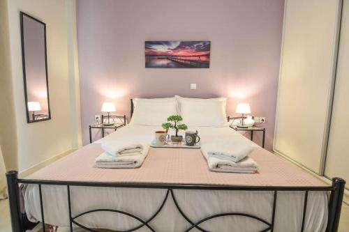 a large bed in a room with two towels at Central Apartment in Xylokastron