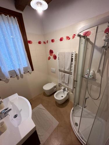ヴィチェンツァにあるResidenza Aironeのバスルーム(シャワー、トイレ、シンク付)