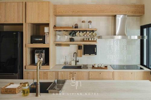 Kuchyňa alebo kuchynka v ubytovaní 瀉湖-私人公寓 The Lagoon-Mediterranean vibe vacation house