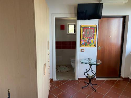 a hallway with a room with a toilet and a table at la Dacia di Gina in Ravello