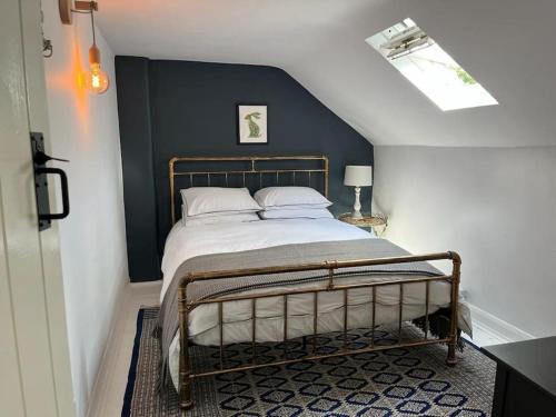 um quarto com uma cama com uma parede de acento preto em Dene Cottage em Stanton in Peak