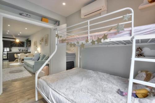 Cet appartement comprend une chambre avec deux lits superposés et un salon. dans l'établissement La Maison Hélène & Antoine Nice Le Port, à Nice