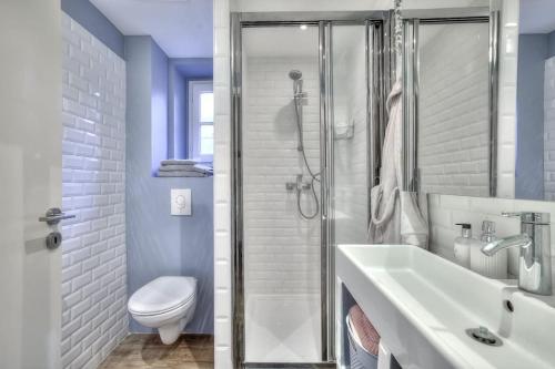une salle de bain avec une douche, un lavabo et des toilettes dans l'établissement La Maison Hélène & Antoine Nice Le Port, à Nice