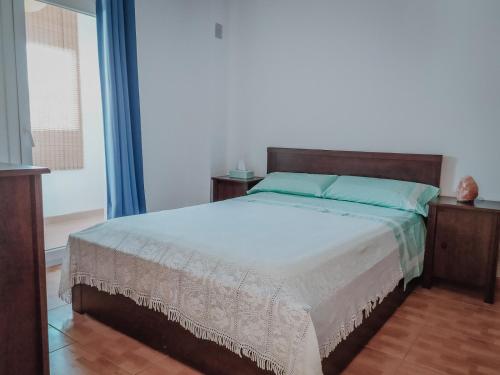una camera da letto con un grande letto con cuscini blu di Casa Familiar Tarragona playa a Tarragona
