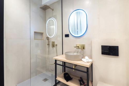 Ένα μπάνιο στο Tonio Rooms