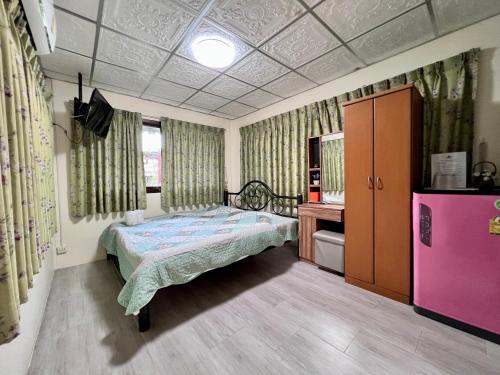 En eller flere senge i et værelse på MrT Riverside Sampran มิสเตอร์ที โฮมสเตย์-ชมนาด