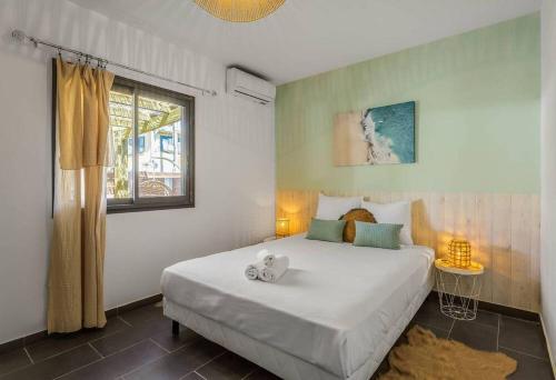 ein Schlafzimmer mit einem Bett mit zwei ausgestopften Tieren darauf in der Unterkunft Corail, villa 2 chambres à 50 m de la plage de l'Etang-Salé-les-Bains in L'Étang-Salé-les-Bains