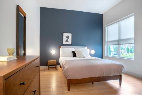 una camera con un grande letto con una parete blu di S Boston 1BR w Gym WD by Seaport Lawn on D BOS-70 a Boston