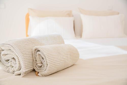 マドリードにあるFor You Rentals Bonito y acogedor apartamento cerca al Estadio Bernabeu - Madrid VDS28の白い枕付きのベッドに白い毛布