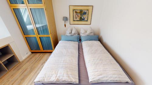 a room with two beds in the corner at Bahnhof Vaale Kehrwieder in Vaale