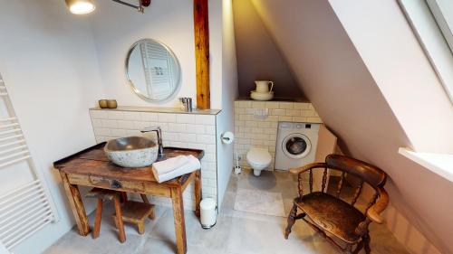 a bathroom with a sink and a washing machine at Bahnhof Vaale Kehrwieder in Vaale