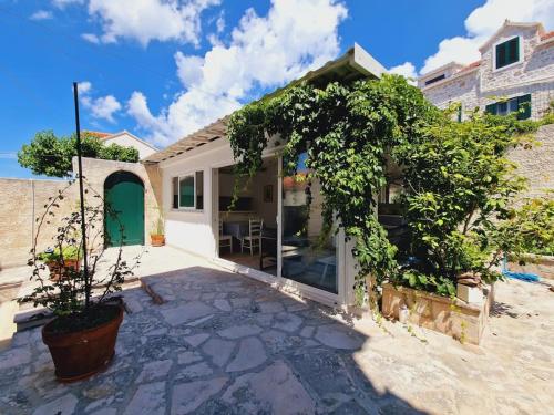 Stress Free Garden Holiday house
