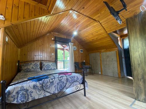 sypialnia z łóżkiem w drewnianym pokoju w obiekcie ΓΑΛΗΝΗ 3 w mieście Skála Stólou