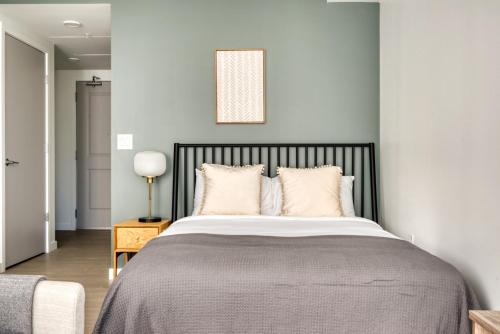 1 dormitorio con 1 cama grande y paredes blancas en First Hill Studio w Gym Coworking SEA-442, en Seattle