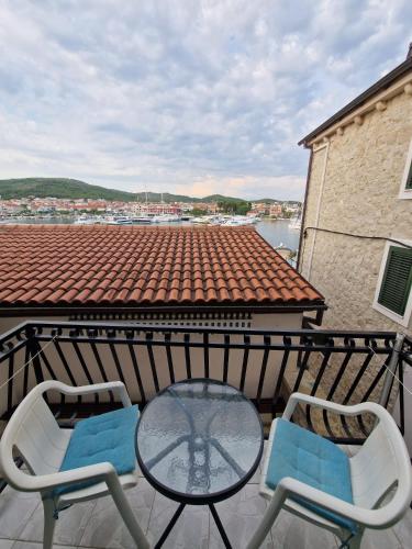 d'une terrasse avec 2 chaises et une table sur un balcon. dans l'établissement Old town - AP2, à Tribunj