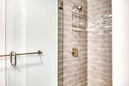 Un baño con ducha con puerta de cristal. en First Hill Studio w Gym Coworking SEA-442, en Seattle
