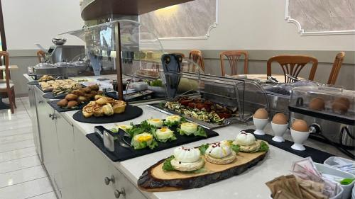 een buffet met veel verschillende soorten eten bij Hotel King in Rimini