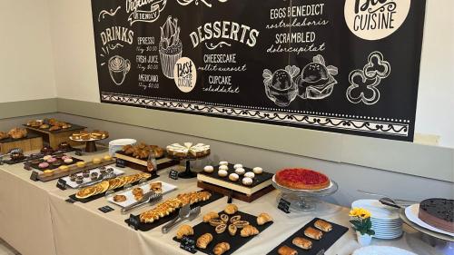 een tafel met veel verschillende soorten gebak erop bij Hotel King in Rimini