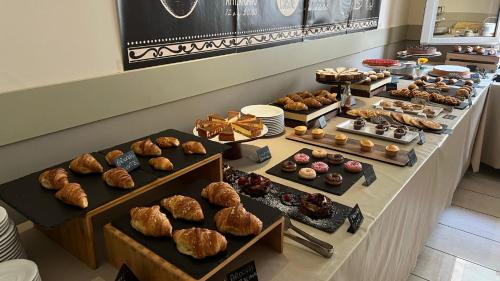 een tafel vol met verschillende soorten gebak en desserts bij Hotel King in Rimini