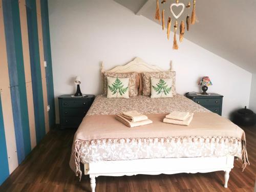 um quarto com uma cama grande e 2 almofadas em Charming Portuguese style apartment, for rent "Vida à Portuguesa", "Amêndoa or Limão" Alojamento Local em Portimão