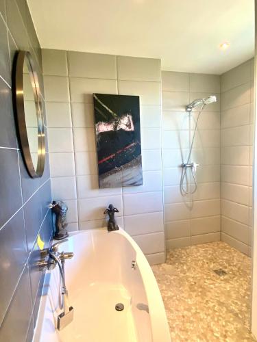 une salle de bain avec baignoire et douche dans l'établissement Oasis à Marseille 8e vue exceptionnelle, à Marseille
