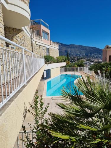 Cette villa dispose d'une piscine et d'un balcon. dans l'établissement Dernier étage d'une maison, à Roquebrune-Cap-Martin
