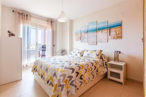- une chambre avec un lit et une couette colorée dans l'établissement A&N Aguila Pent-house, à Torre del Mar