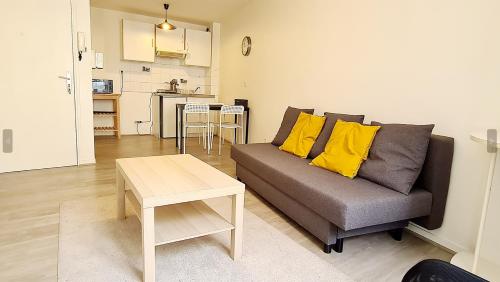 un salon avec un canapé et une table dans l'établissement Ty Noé - Hypercentre - Wifi - Linge fourni, à Vannes
