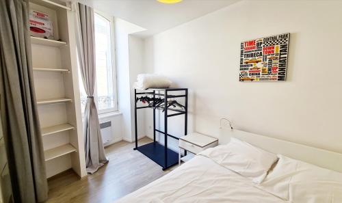 - une chambre avec un lit et une étagère dans l'établissement Ty Noé - Hypercentre - Wifi - Linge fourni, à Vannes