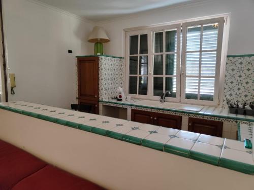 eine Küche mit einer langen Theke in einem Zimmer in der Unterkunft Villa Morena in Cava deʼ Tirreni