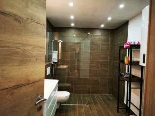 La salle de bains est pourvue d'une douche et de toilettes. dans l'établissement Holiday Home - Goričko Park, 