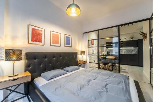 Кровать или кровати в номере Sunny Central Apartment on Wenceslas Square by easyBNB