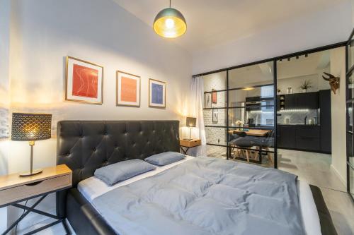 sypialnia z dużym łóżkiem i biurkiem w obiekcie Sunny Central Apartment on Wenceslas Square by easyBNB w Pradze