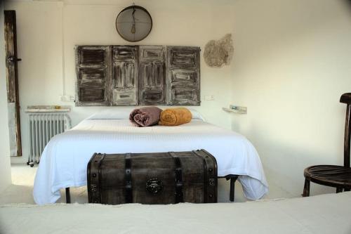 Los Pertegaces的住宿－Mirador de Mijares，一间卧室,床上放着手提箱
