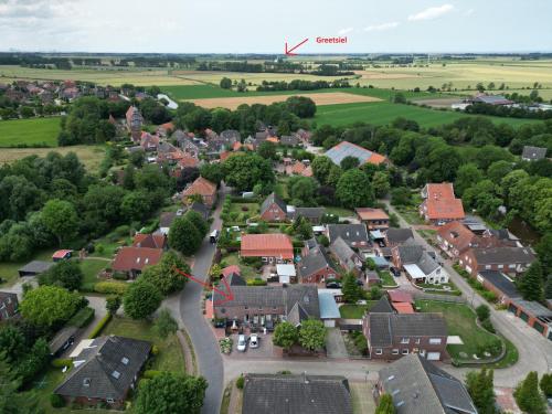 an aerial view of a small town with houses at Burghaus 1 in Greetsiel