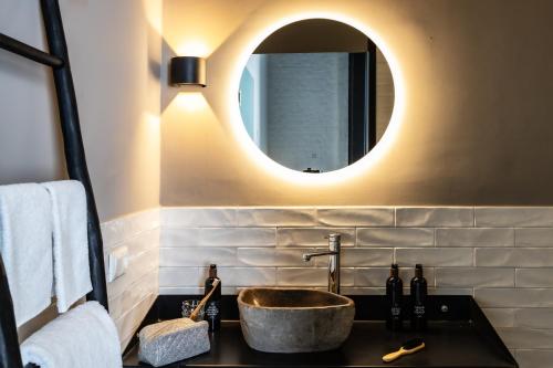 y baño con lavabo y espejo. en KASerne Boutique Hotel en Den Bosch