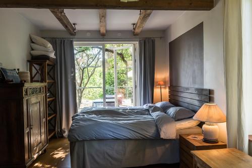 ein Schlafzimmer mit einem Bett und einem großen Fenster in der Unterkunft Villa Myttinge in Värmdö