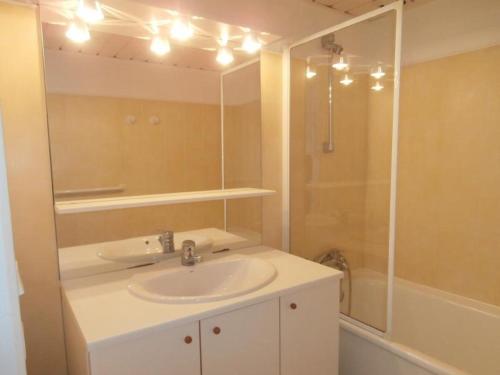 ビアリッツにあるStudio Biarritz, 1 pièce, 2 personnes - FR-1-3-430のバスルーム(シンク、シャワー、鏡付)