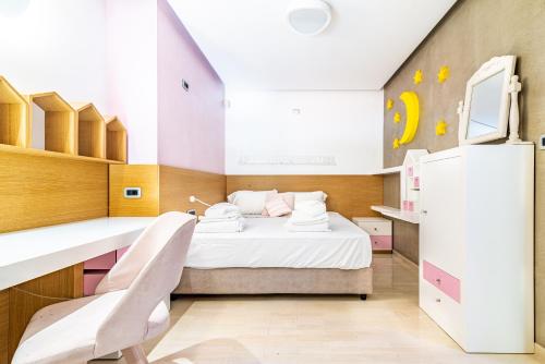 een kleine slaapkamer met een bed en een koelkast bij Candia Boulevard in Heraklion