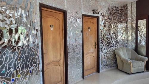 korytarz z dwoma drewnianymi drzwiami i krzesłem w obiekcie ТРАКАРТ-ПАРК w Płowdiwie