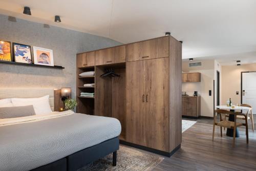 1 dormitorio con 1 cama y armario de madera en master Linzergasse en Salzburgo