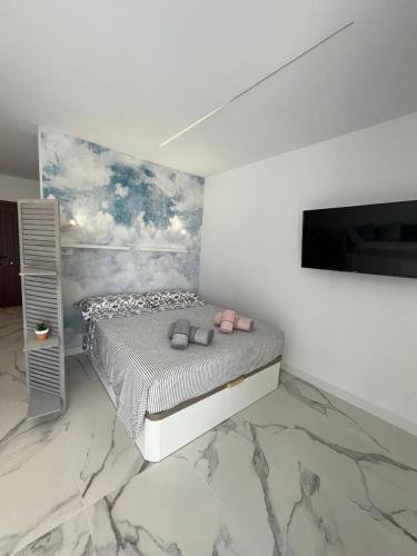 um quarto com uma cama com sapatos cor-de-rosa em SWEET PARADISE em Playa Paraiso