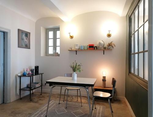 comedor con mesa y 2 sillas en Charmante suite indépendante en maison de village, en Loriol-sur-Drôme