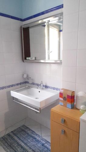 Casa Amelia في رودي غارغانيكو: حمام مع حوض ومرآة