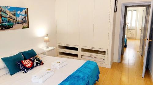 ein Schlafzimmer mit einem weißen Bett mit zwei Handtüchern darauf in der Unterkunft BBHOME Comfort apartment near Colosseum in Rom