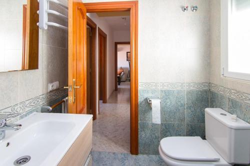 une salle de bains avec toilettes et lavabo dans l'établissement Casa Enebro, à Vélez de Benaudalla