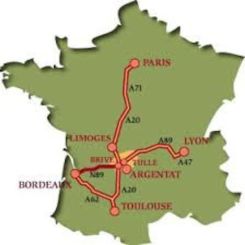 une carte de l'Irlande avec le tracé du chemin de fer dans l'établissement grand appartement très clair près centre ville, à Argentat