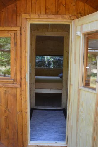 uma porta dentro de uma pequena casa em Camping Chon du Tarn em Bédouès