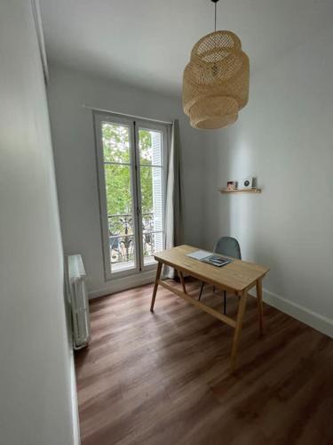 une salle à manger avec une table et une fenêtre dans l'établissement Le grand Michelet centre de tours, à Tours