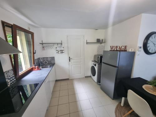 une cuisine avec un réfrigérateur et un plan de travail dans l'établissement Home nature, à Nantes